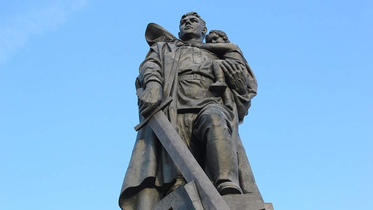 Памятники воинам Советской армии в Трептов парке