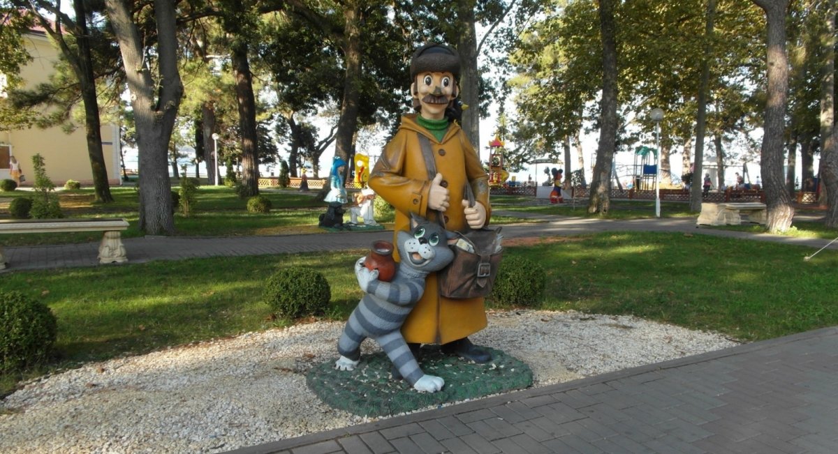 Сквер город сказок в Геленджике