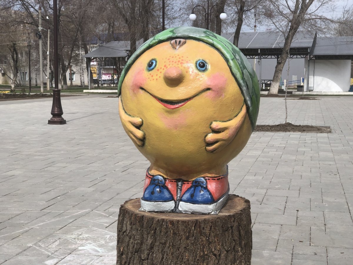 Сказочные фигуры в детском парке Балаково