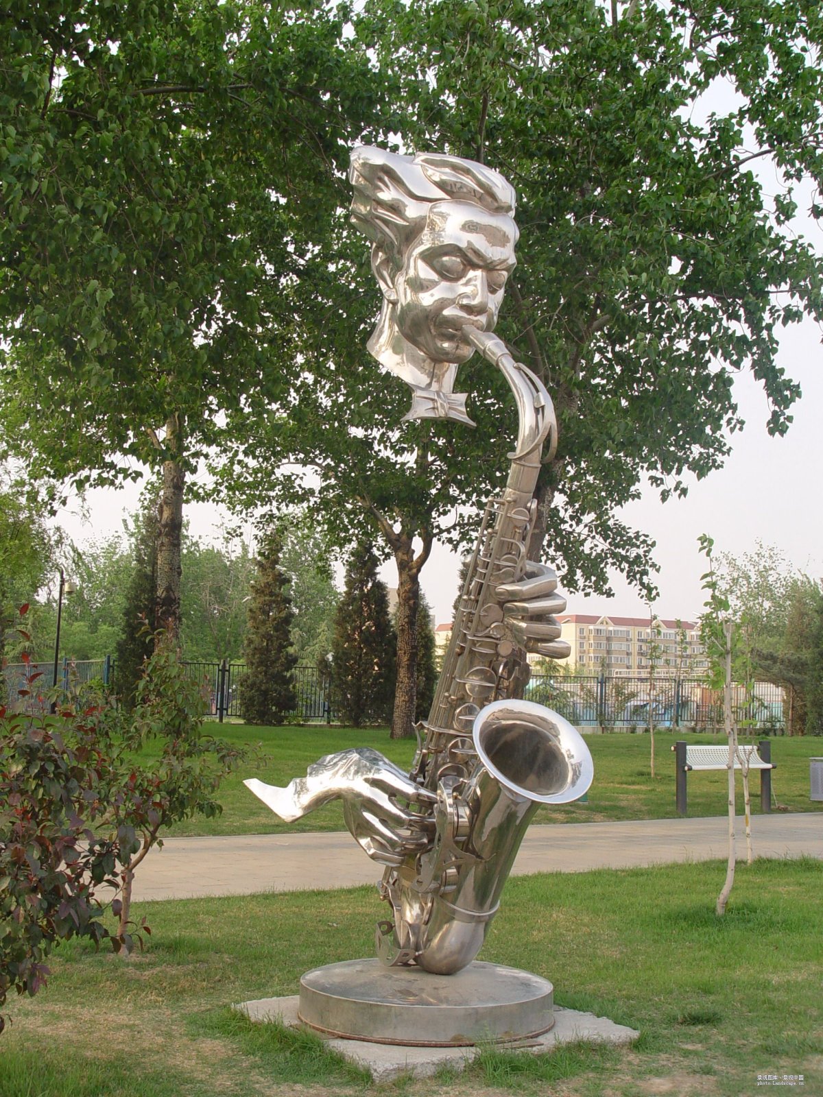 Скульптура музыкант с саксофоном