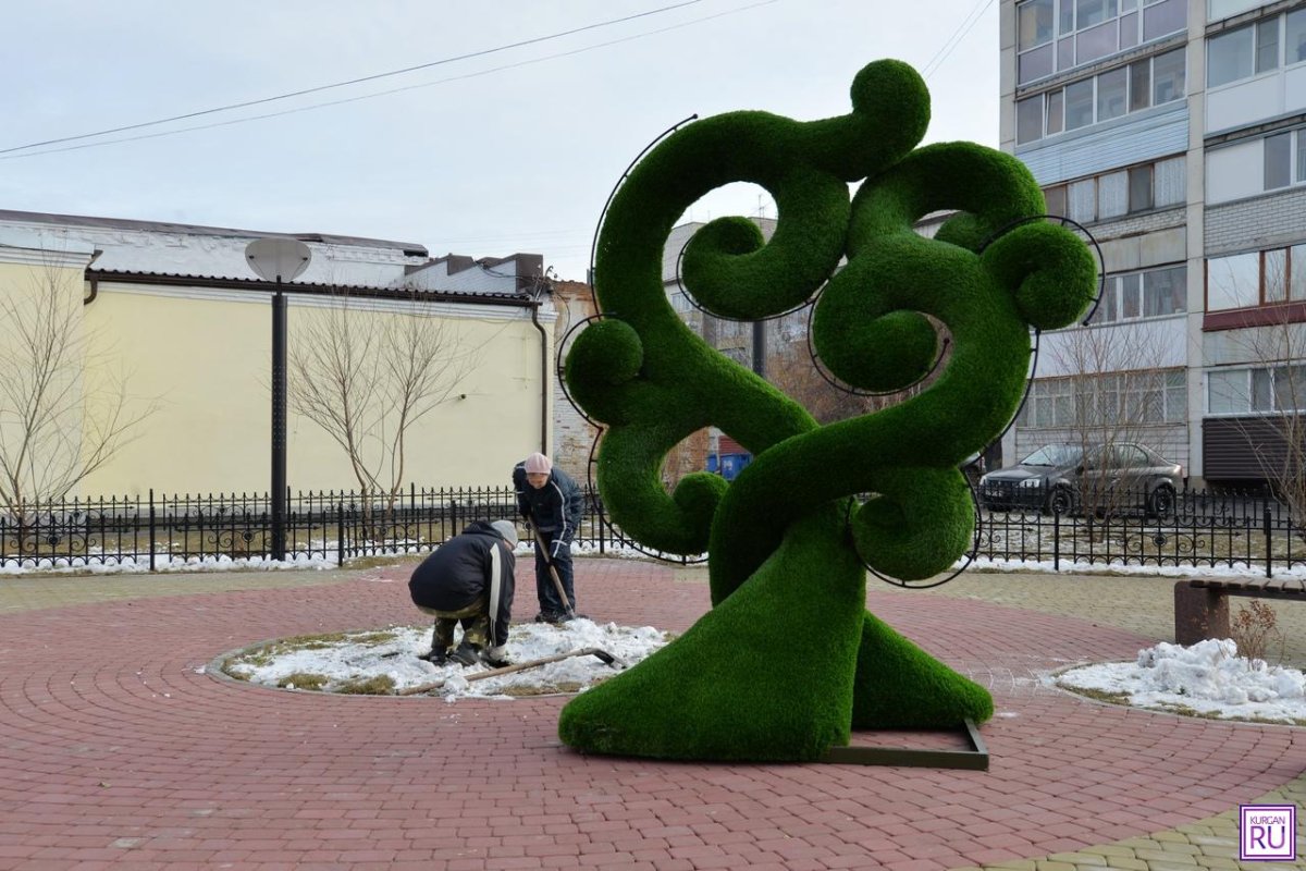 Топиарные фигуры в Кургане