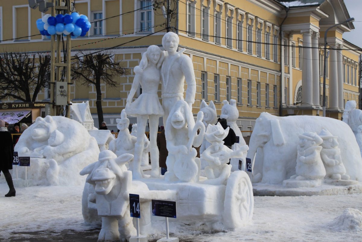 Снежные фигуры. Скульптура из снега театр. Снежные фигуры на тему театр. Фигура снежного человека. Фигурка из снега в городе.