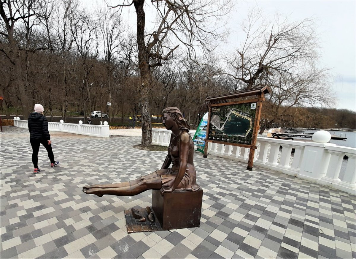 Памятник курортница в Зеленоградске