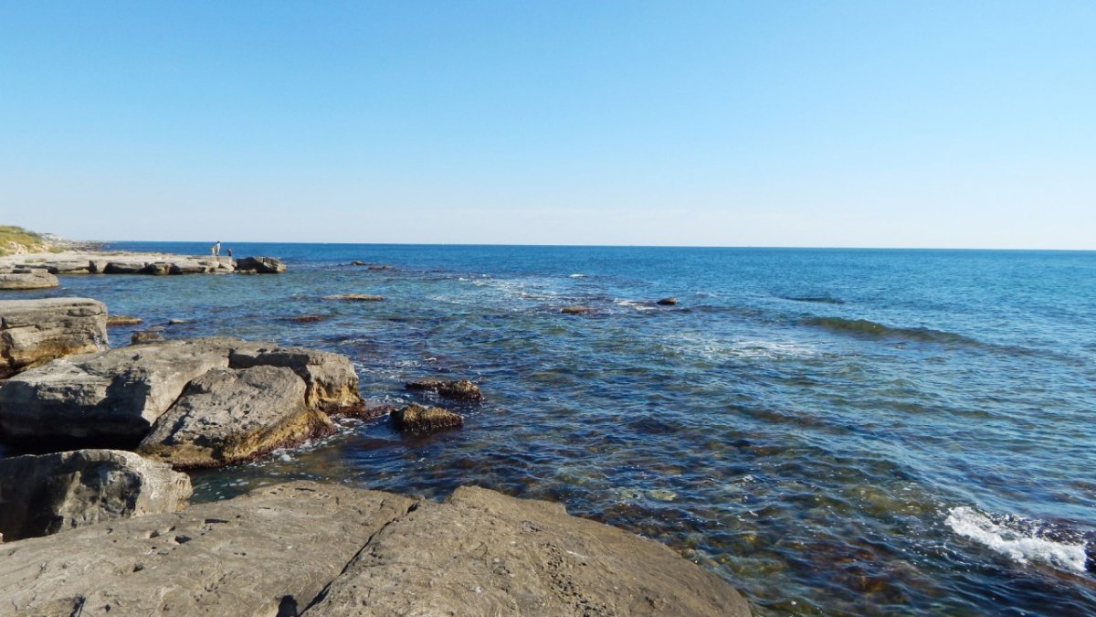 Камни на берегу Каспийского моря