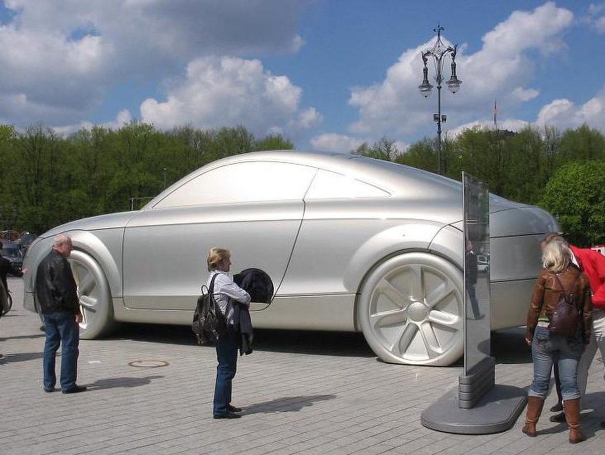 Скульптура из автомобилей
