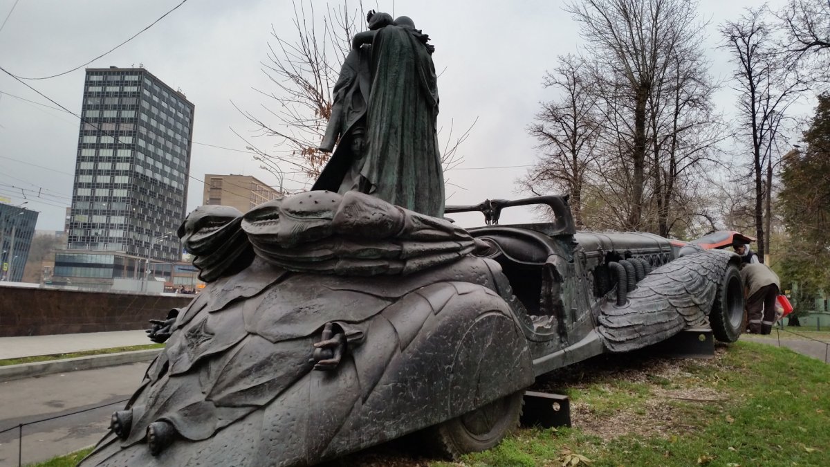 Памятник мастеру и Маргарите в Москве на Земляном валу