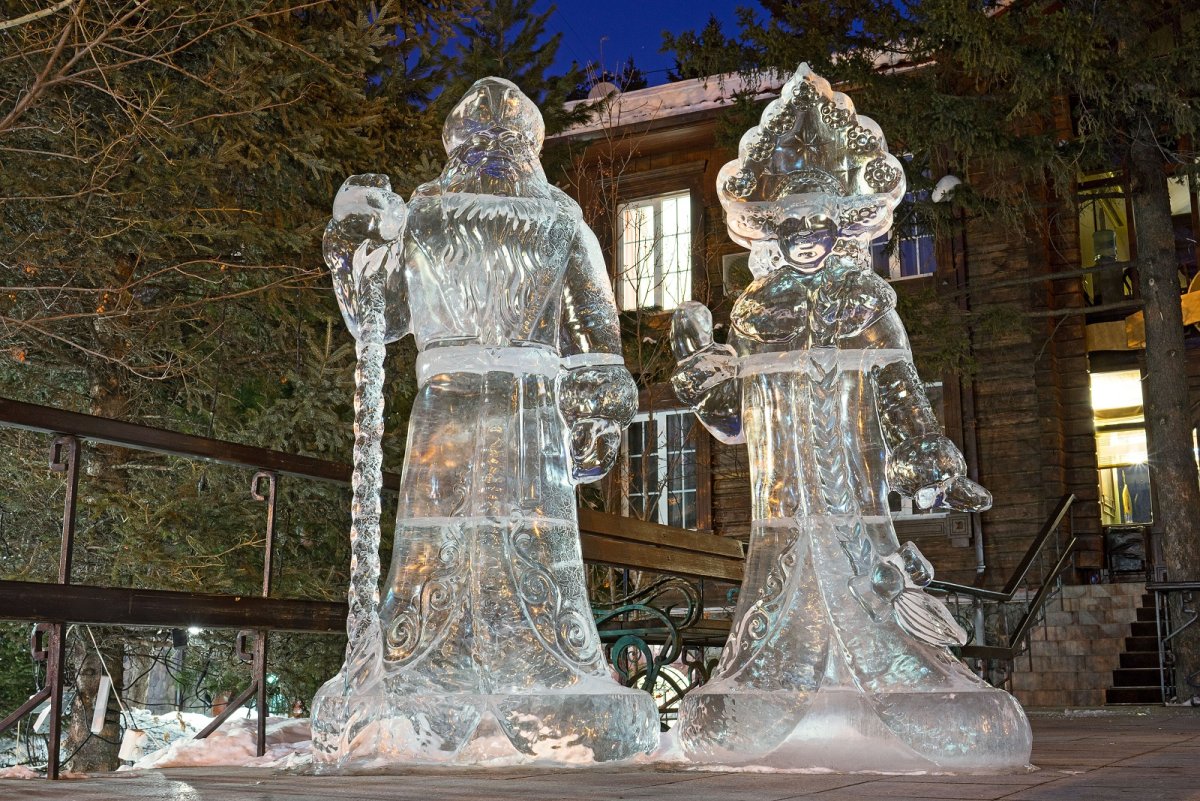 Ледяные фигуры Деда Мороза и Снегурочки