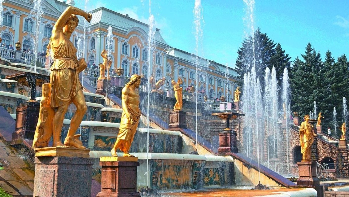 Скульптура Юнона большого каскада в Петергофе