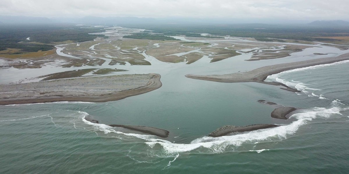 Река Амур впадает в Охотское море