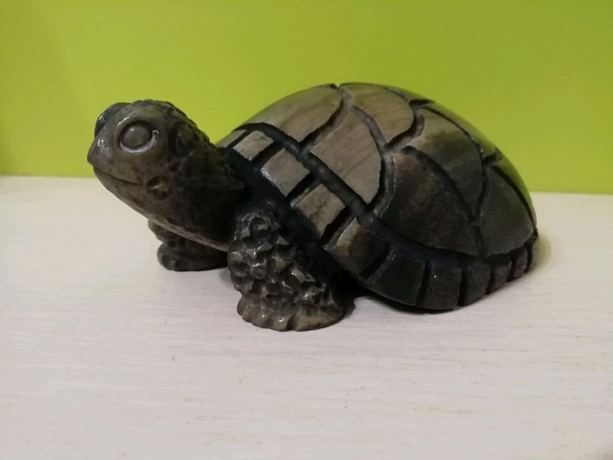 Фигурка черепахи из камня
