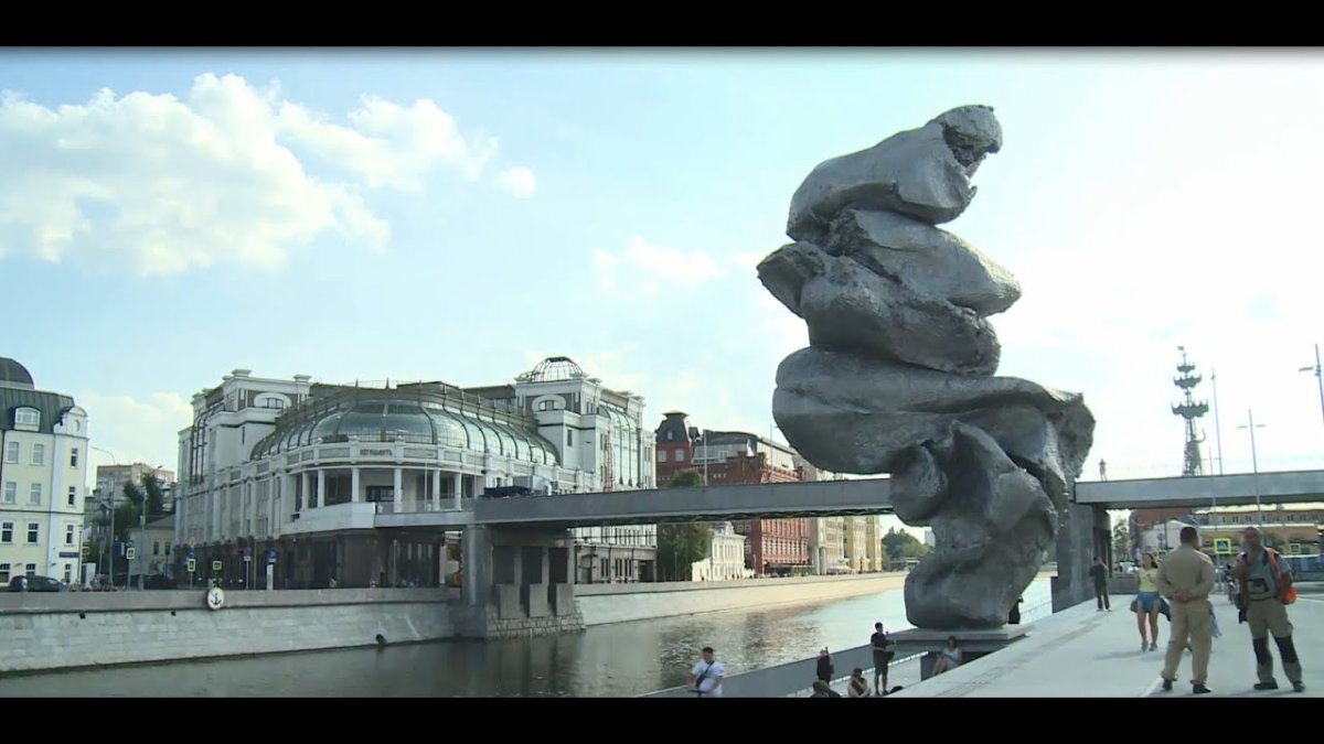 Статуя на Болотной набережной в Москве