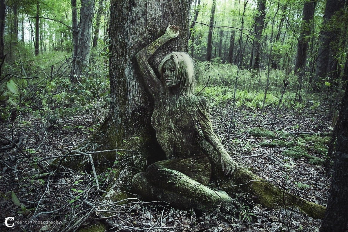 Страшные фигуры в лесу