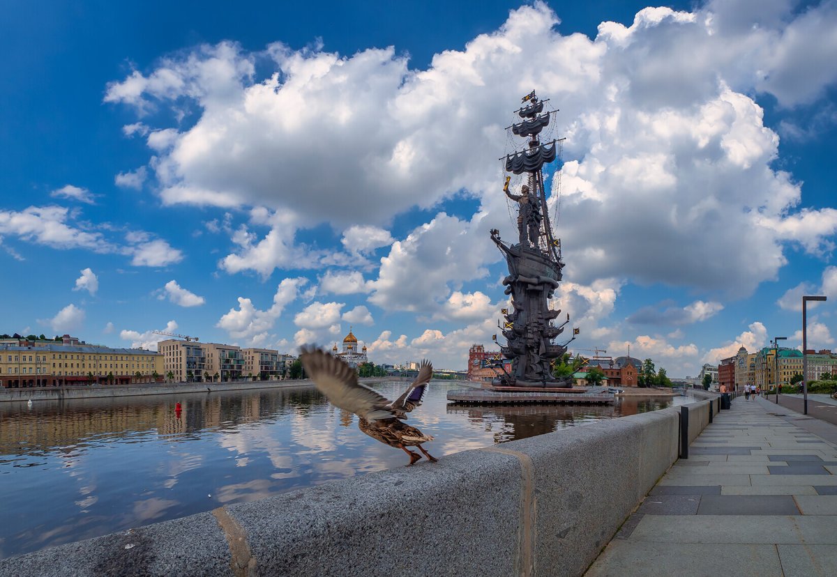 Памятник Петру 1 в Москве на набережной