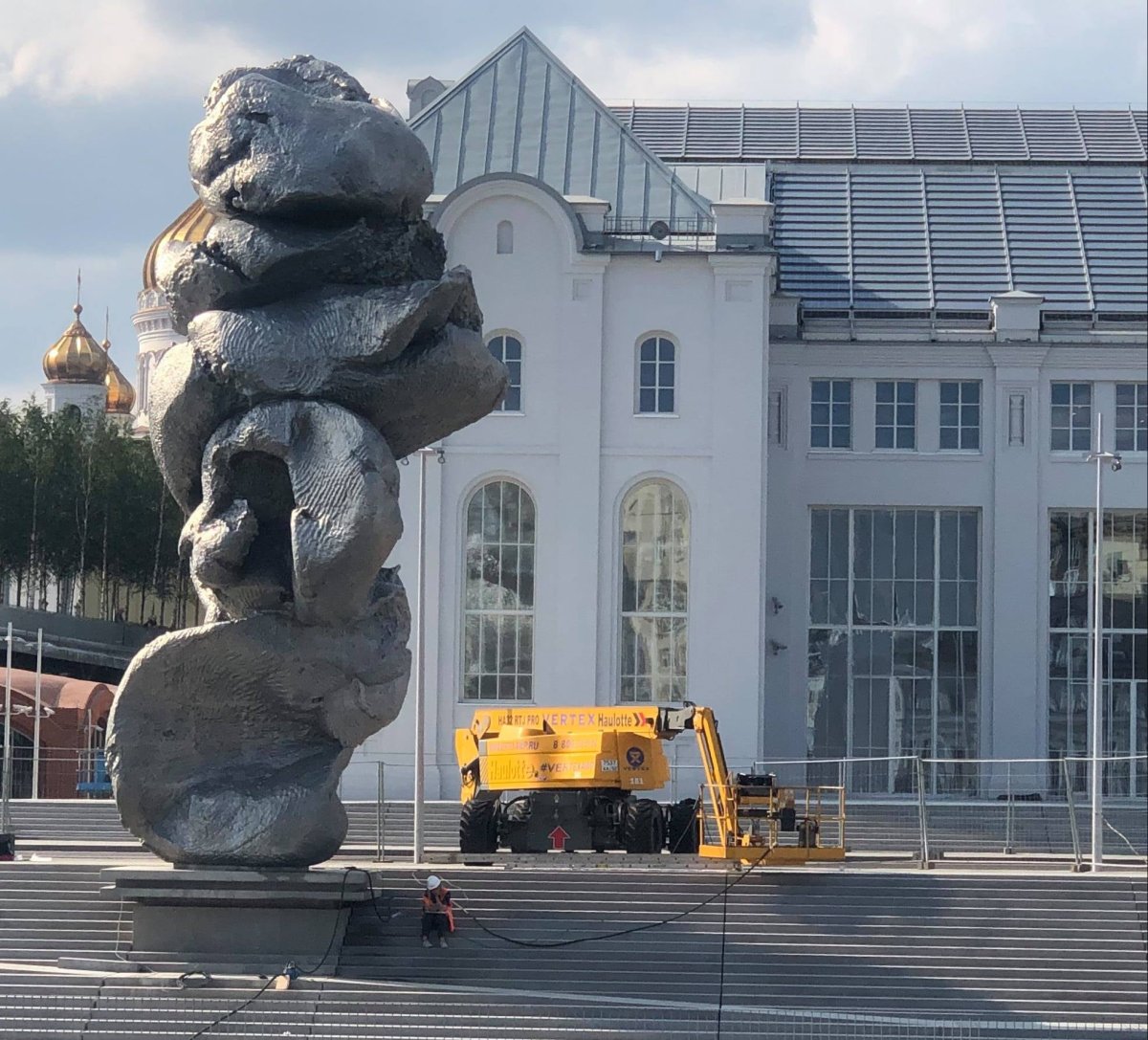 Памятник в Москве на Болотной набережной Урса Фишера