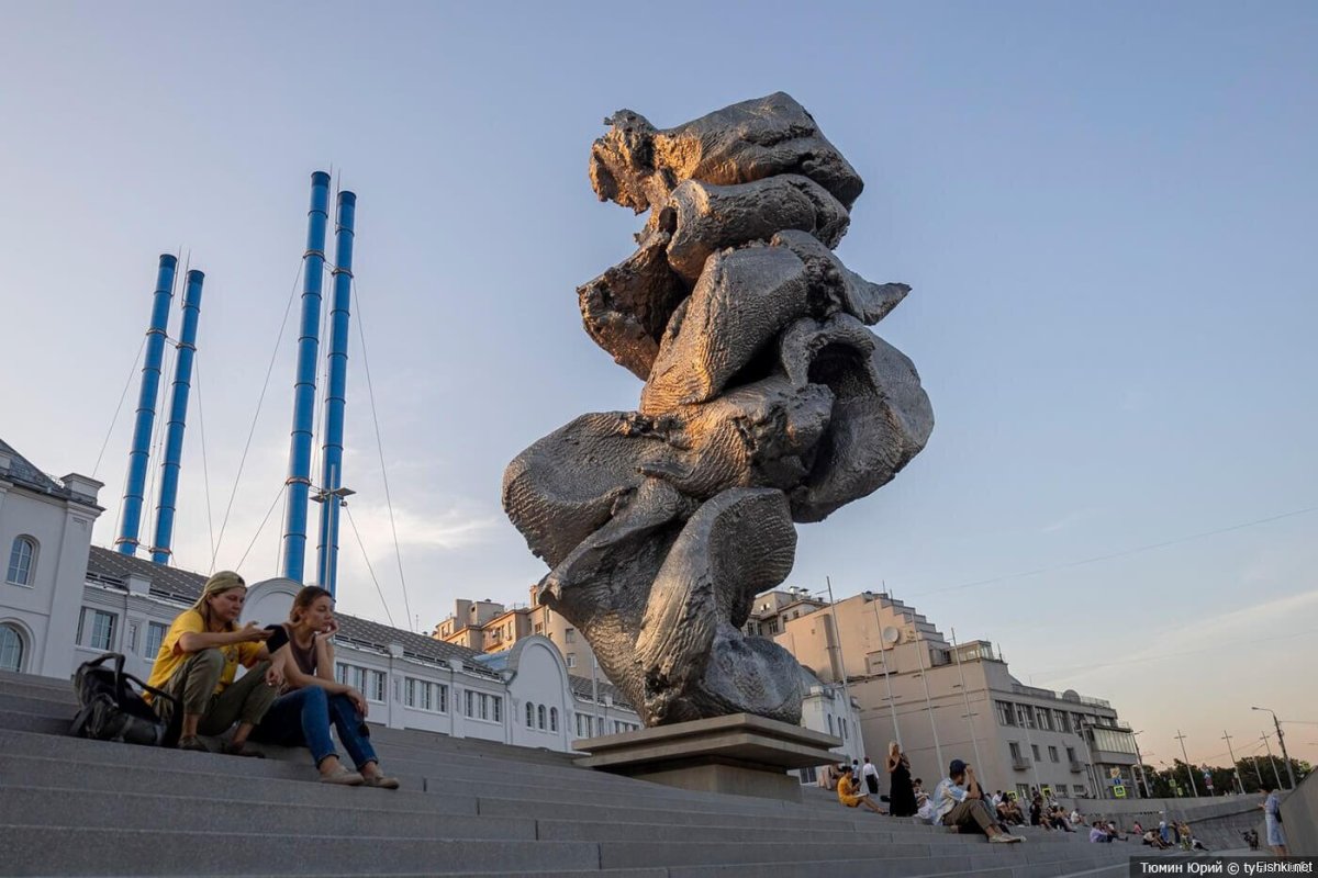 Скульптура Урса Фишера на Болотной площади