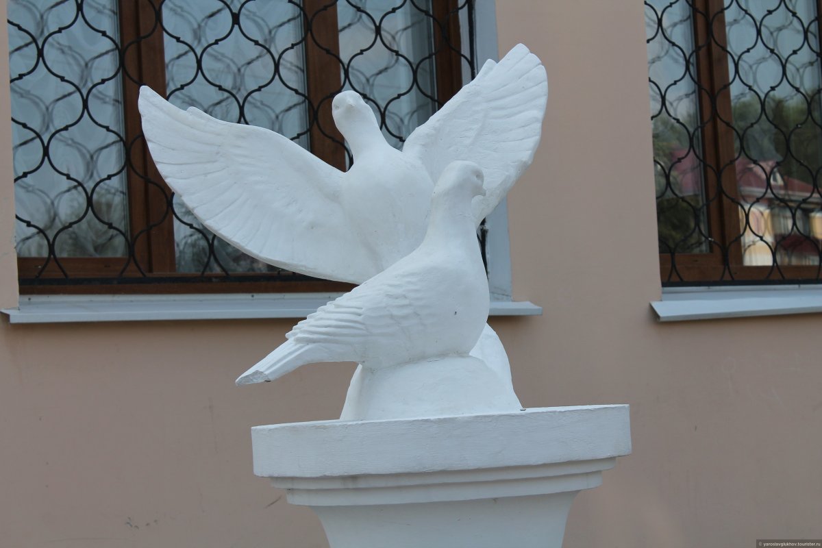 Скульптура голубь