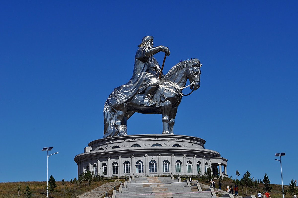 Памятник Чингисхану в Лондоне