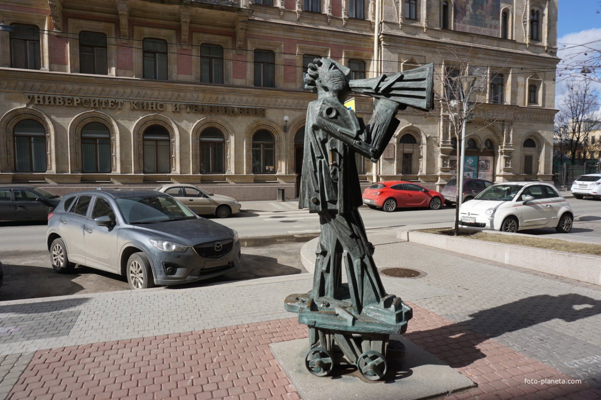 Памятник режиссеру в Санкт-Петербурге