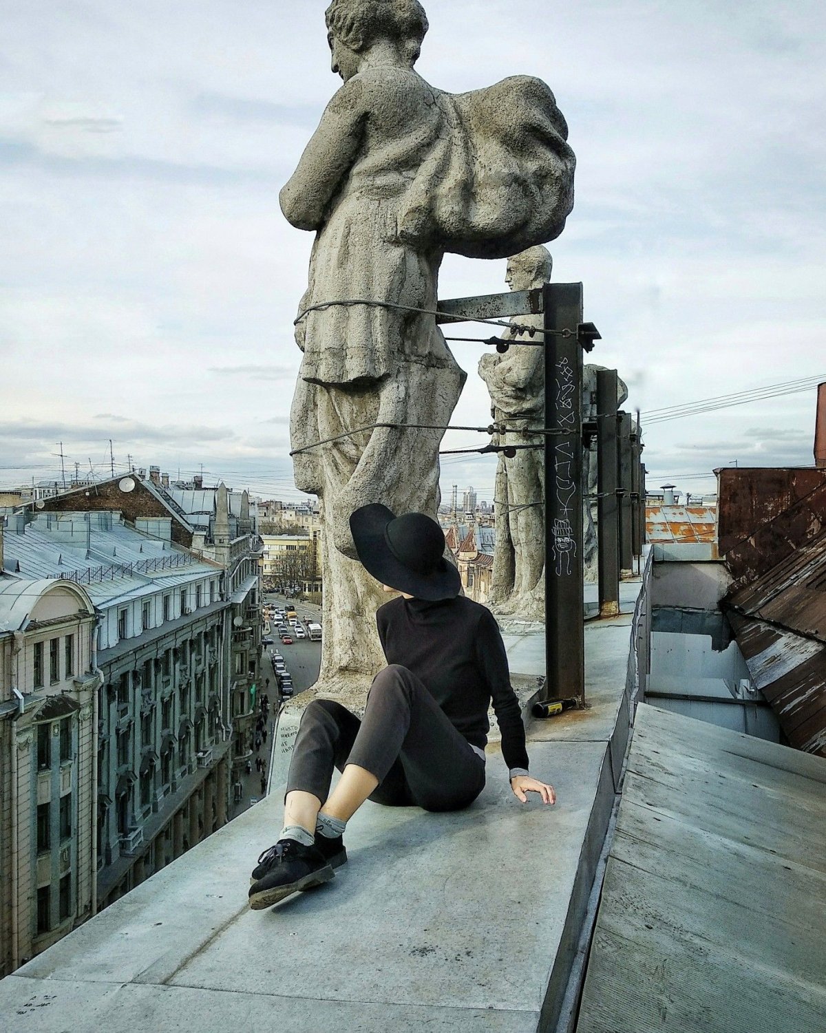 Статуя на крыше СПБ
