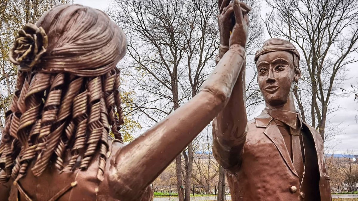 Скульптура в Павлово у ЗАГСА