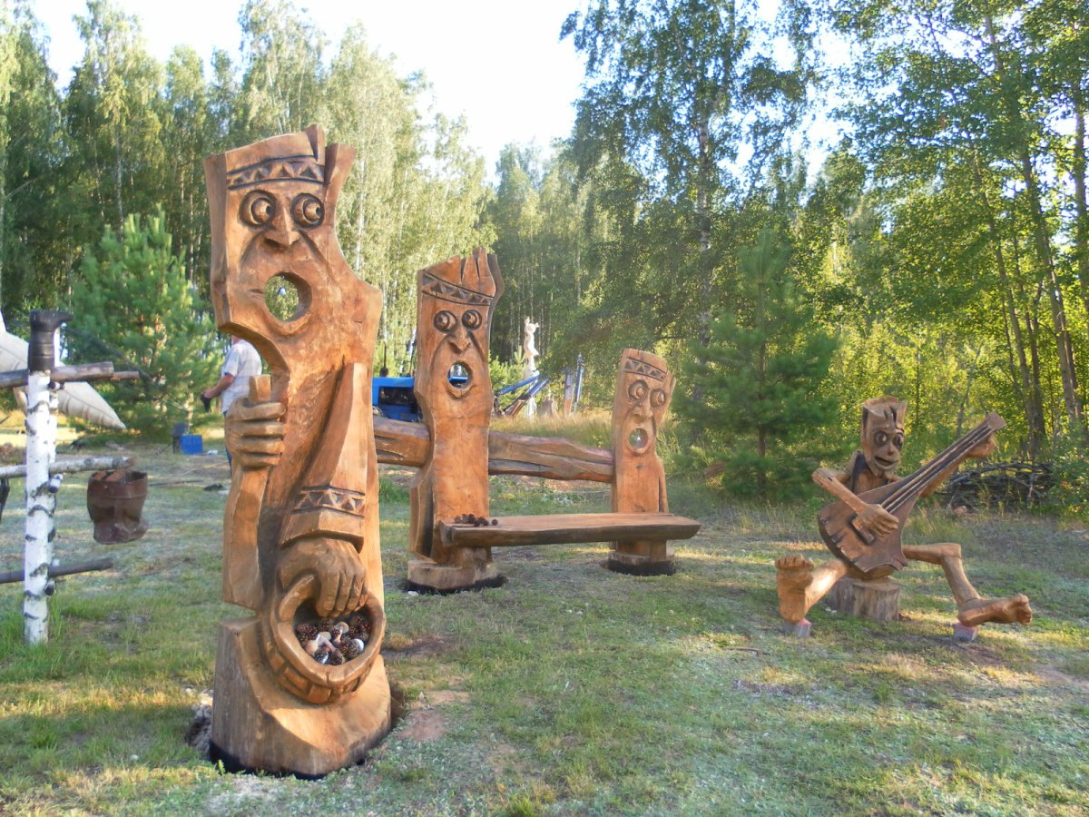 Скульптор с бензопилой