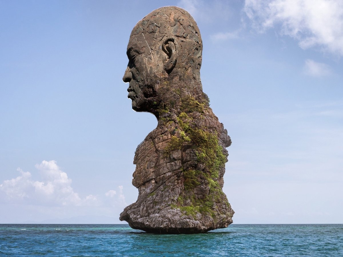 Статуя на берегу моря