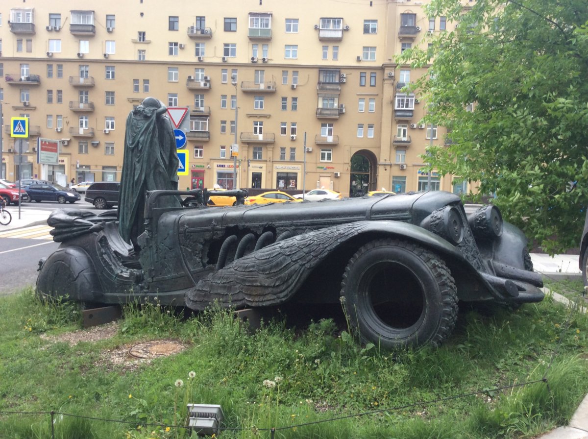Памятник автомобиль Воланда на Земляном валу