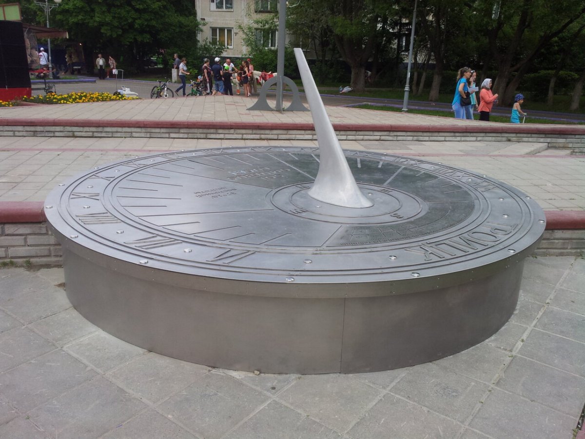 Солнечные часы в Батумском бульваре