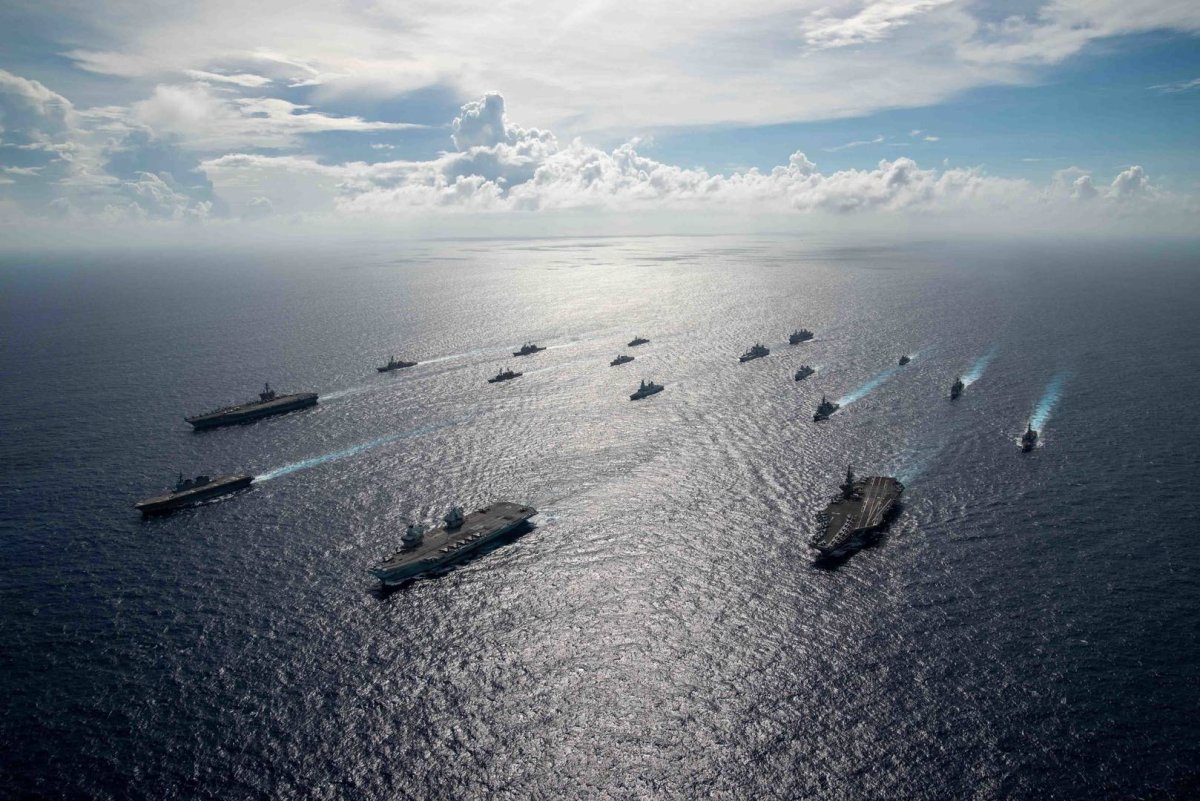 Военный корабль в море