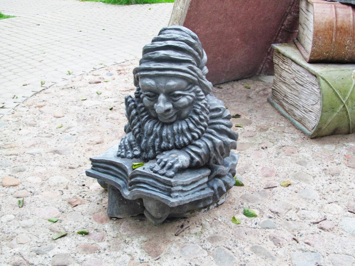 Памятники гномики в Сестрорецке