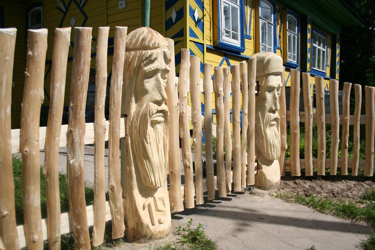 Необычный забор из дерева