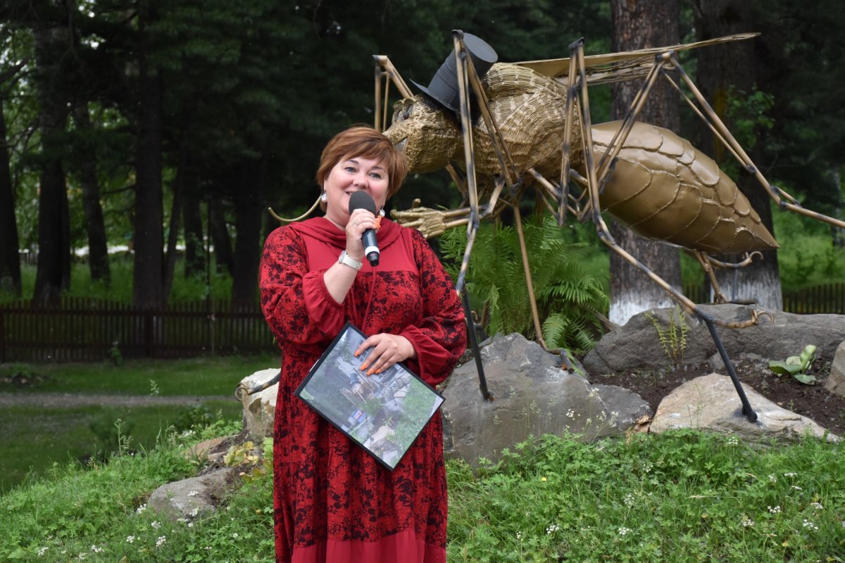 Памятник комару в Енисейске