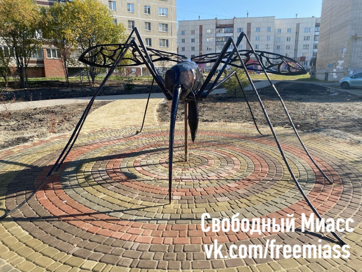 Миасс памятник комару в Комарово