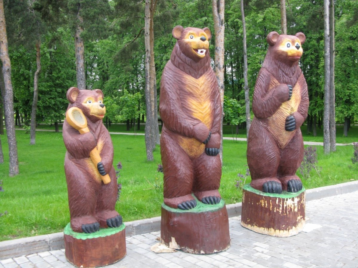 Памятник три медведя