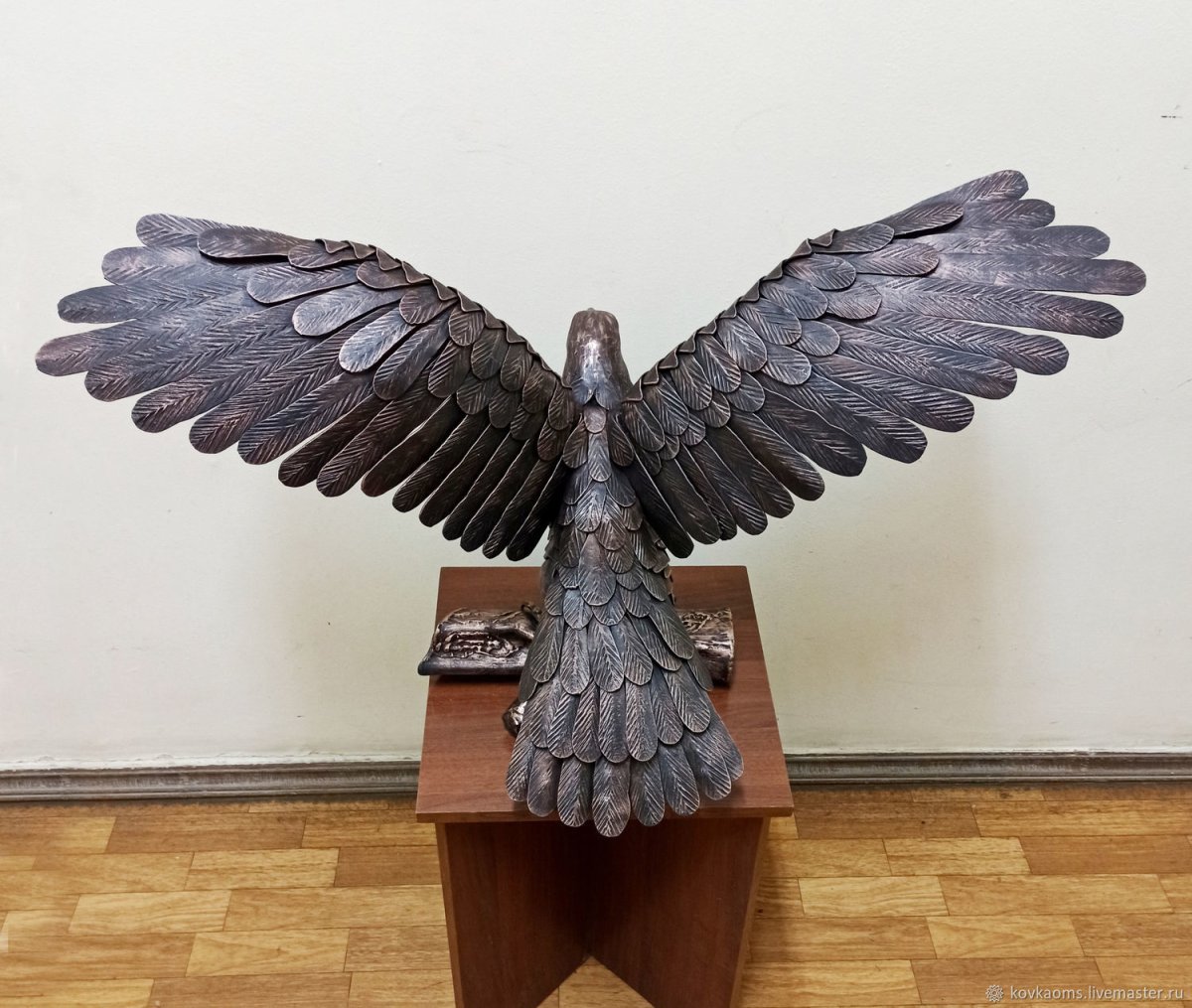Скульптура орла из металла