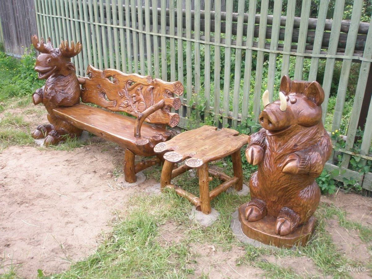 Деревянные скамейки с фигурами