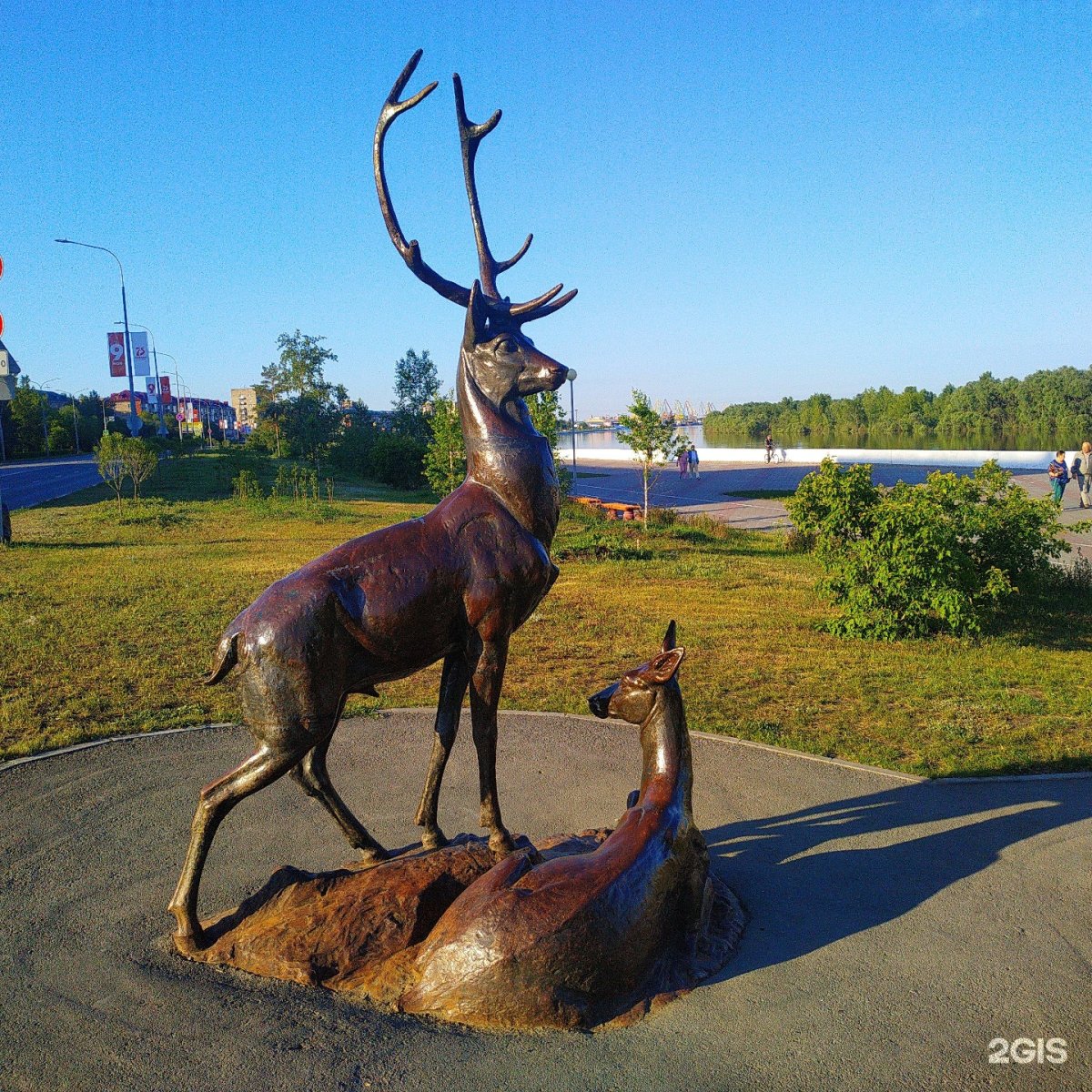 Омск памятник олень Соборная площадь