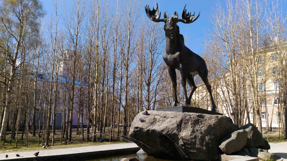 Памятник лосю в Мончегорске