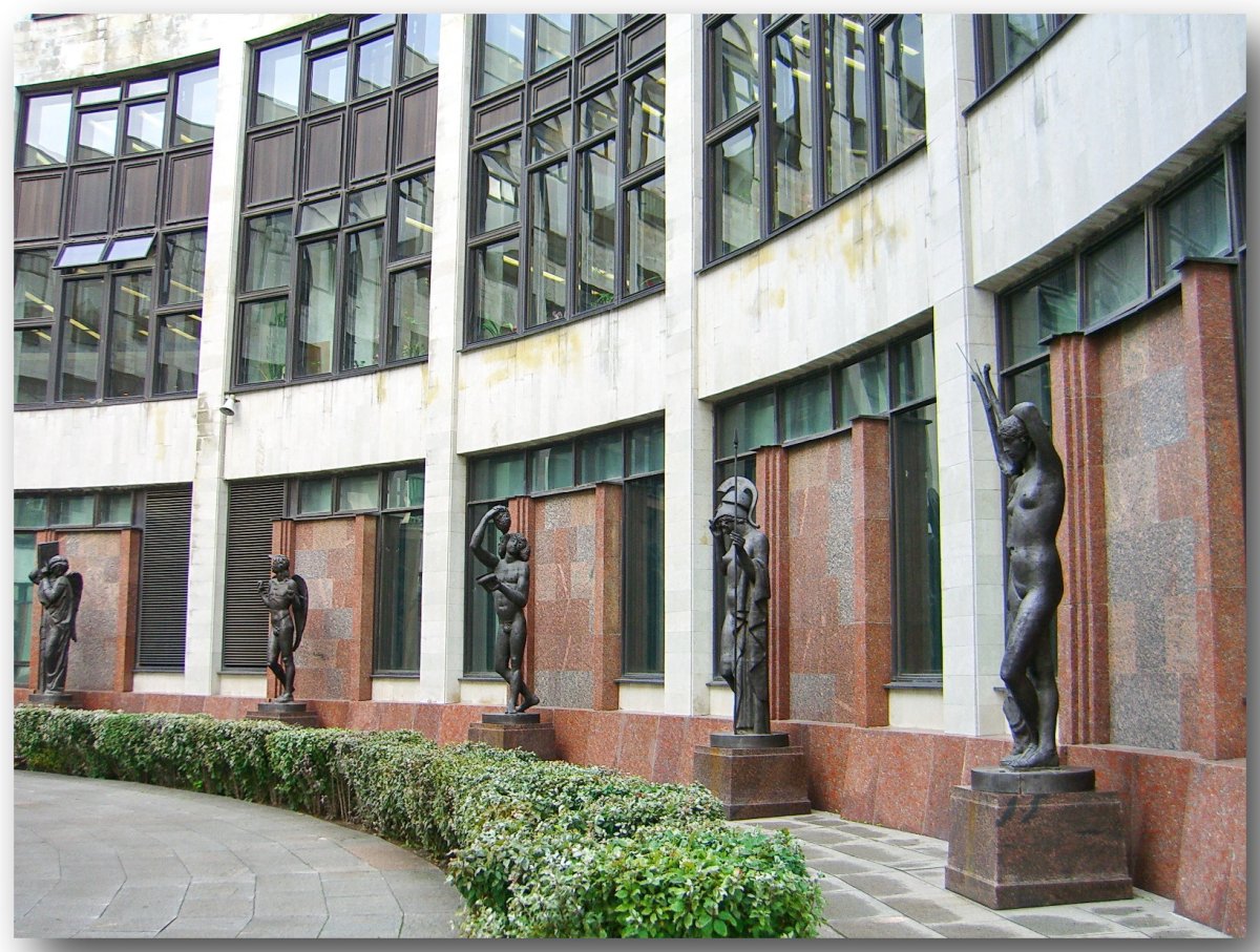 РНБ СПБ статуи