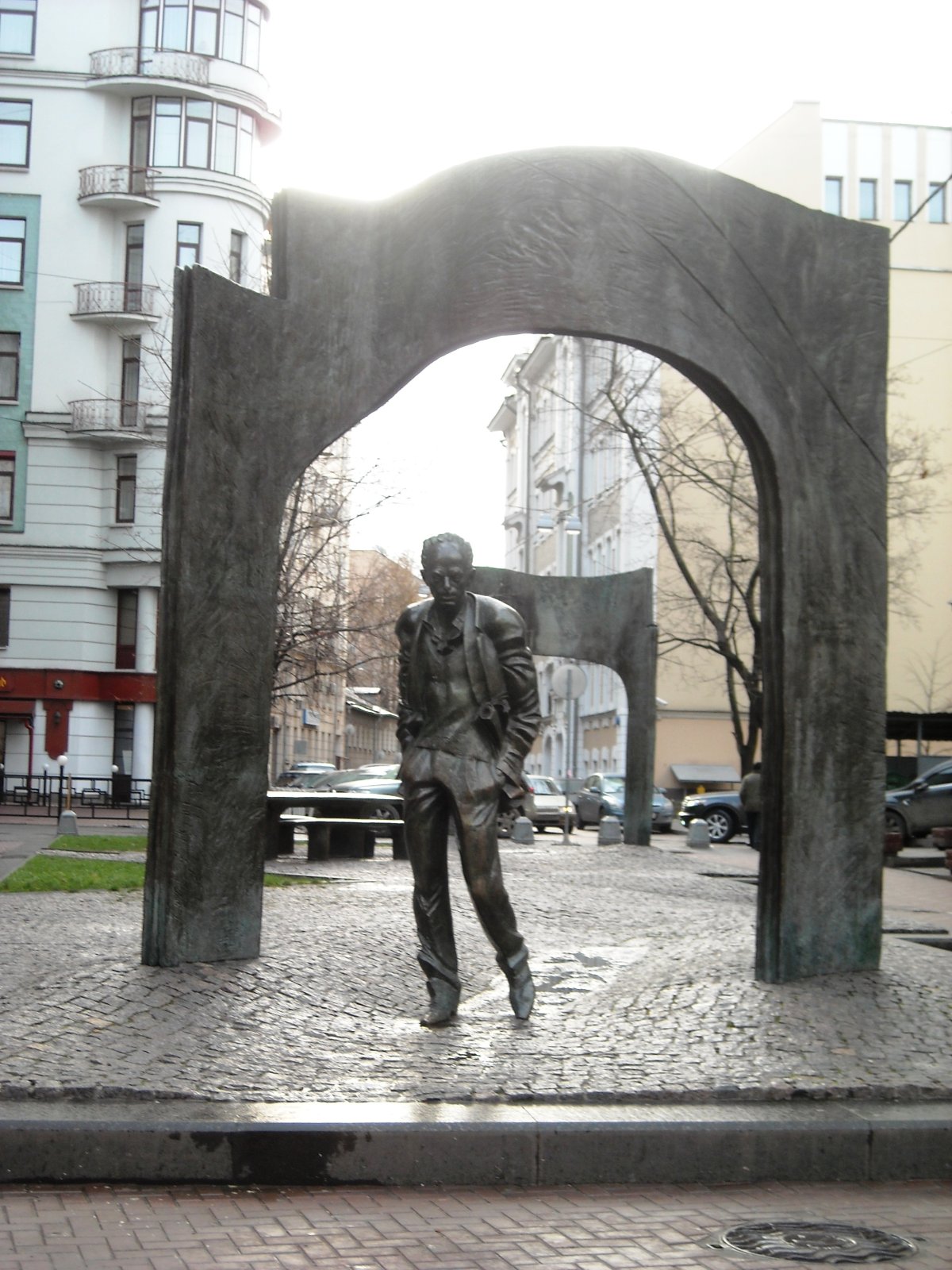 Памятники Булату Окуджаве в Москве