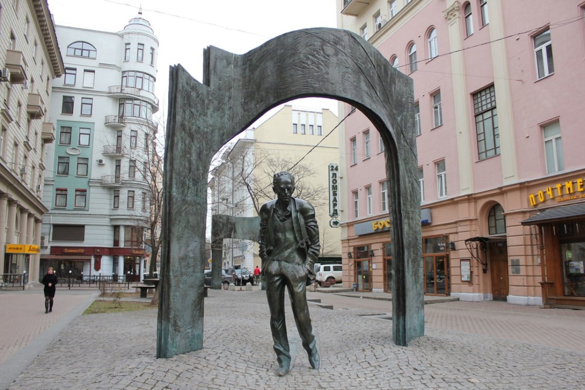 Памятник Булату Окуджаве на Арбате