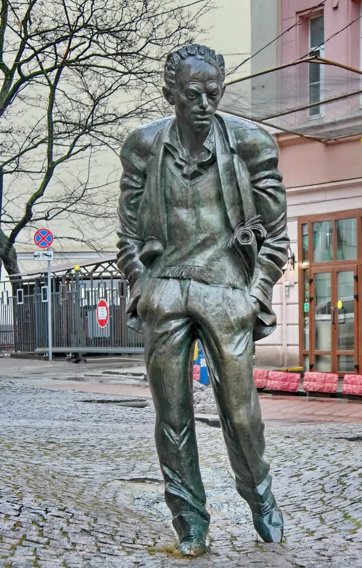 Памятник Булату Окуджаве на Арбате