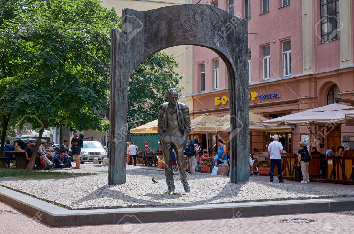 Памятник Окуджаве на Арбате