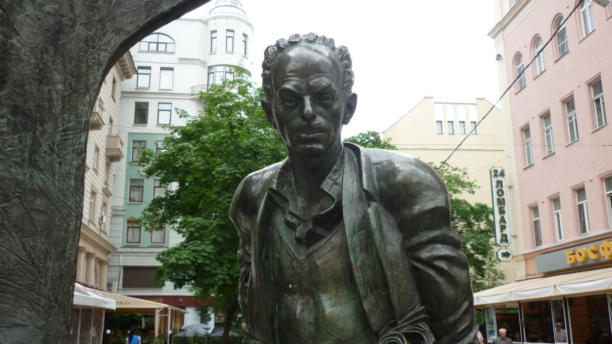 Булат Окуджава памятник