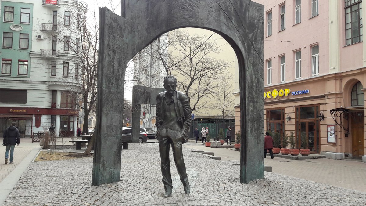 Памятник Окуджаве на Арбате