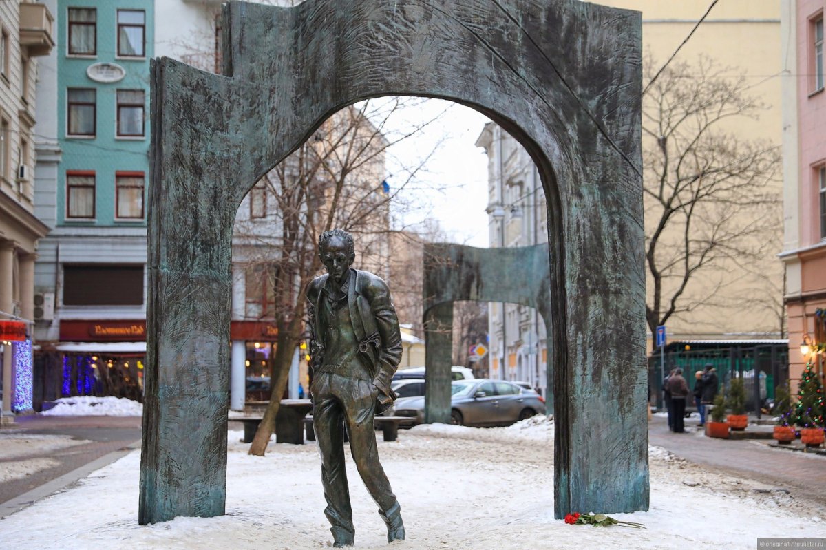 Памятник Окуджаве на Арбате