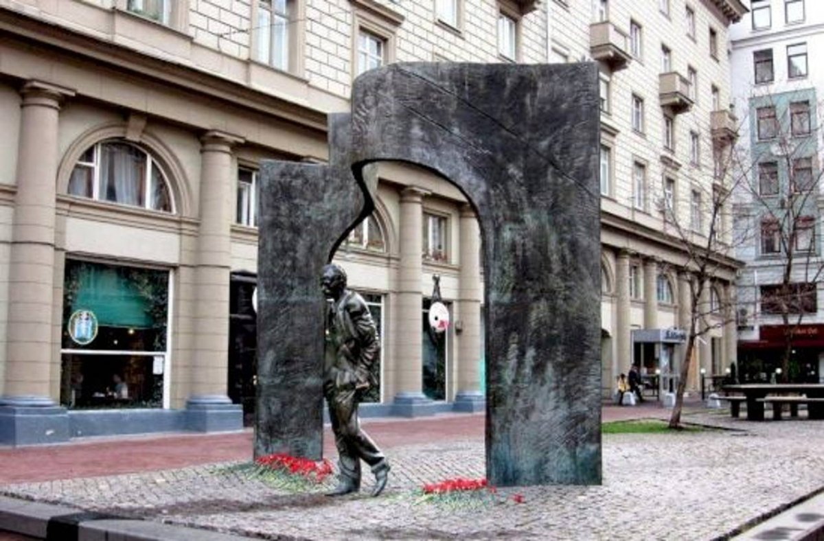 Памятник Окуджаве на Арбате