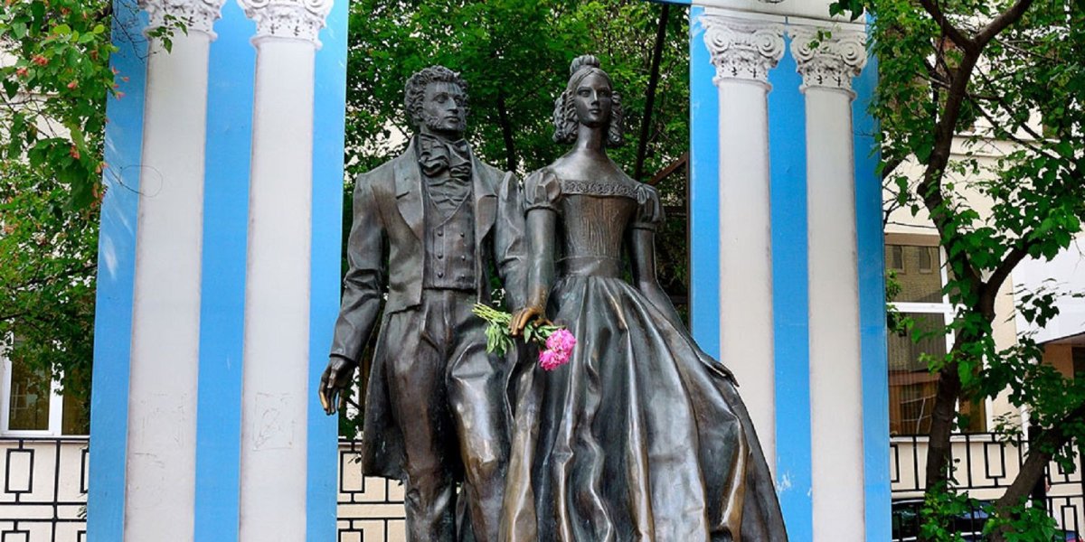 Памятник Пушкина и Гончаровой на Арбате