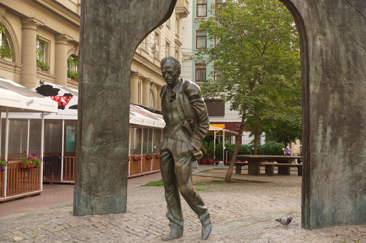 Памятники Булату Окуджаве в Москве
