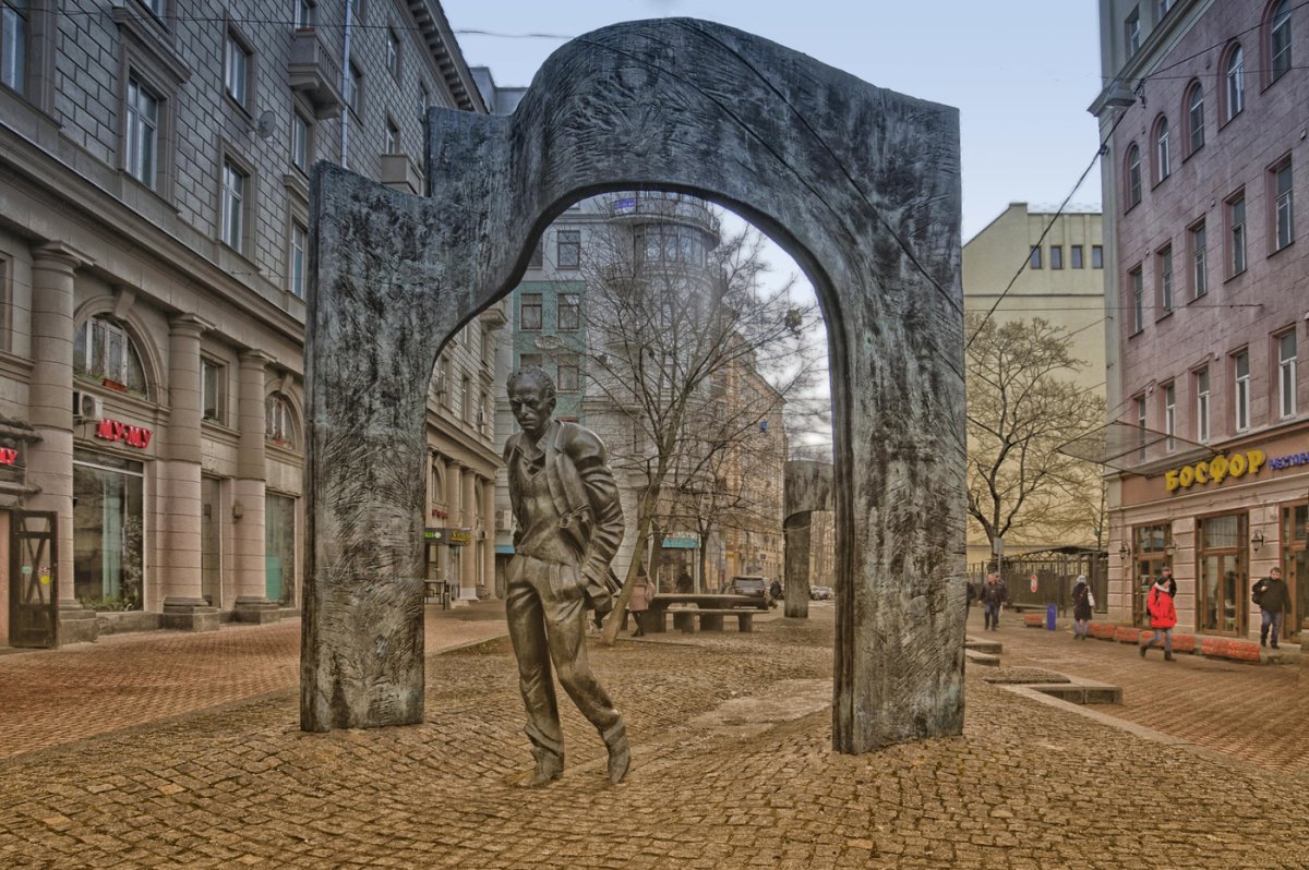 Памятник на Старом Арбате